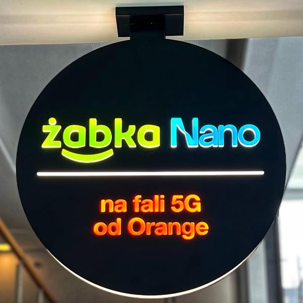 Bezobsługowa Żabka Nano ze światłowodem i 5G  w Miasteczku Orange